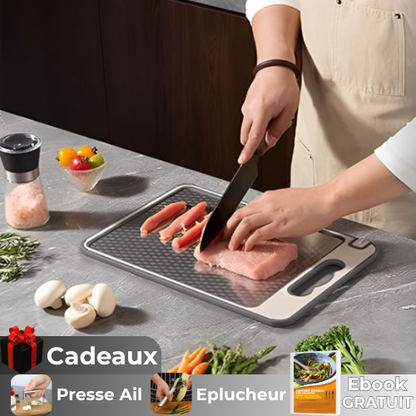 planche-a-decouper-personne-qui-decoupe-du-porc-avec-des-legumes-autour