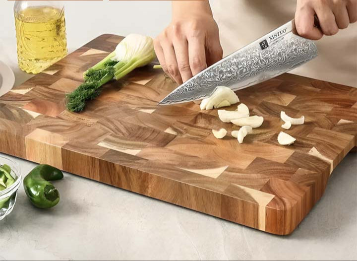 planche-a-decouper-personne-qui-decoupe-un-oignon