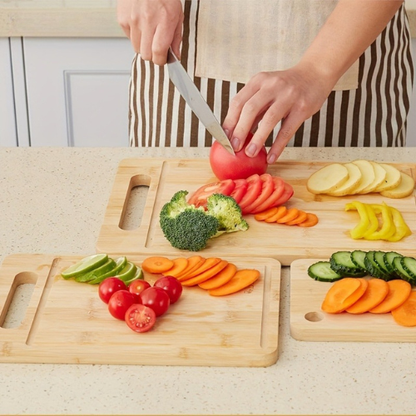 planche-a-decouper-personne-qui-decouper-des-legumes