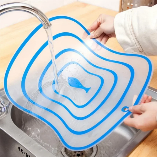 planche-a-decouper-personne-qui-la-nettoie-sous-l-eau