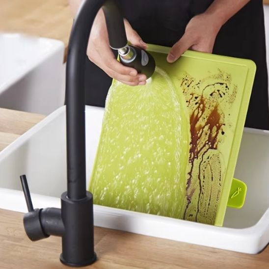 planche-a-decouper-personne-qui-la-nettoie-sous-leau