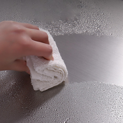 planche-a-decouper-personne-qui-la-nettoie