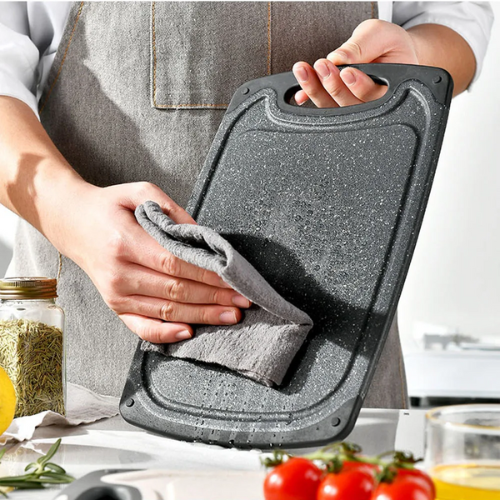 planche-a-decouper-personne-qui-la-nettoie