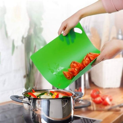 planche-a-decouper-personne-qui-transfere-les-legumes-dans-un-chaudron