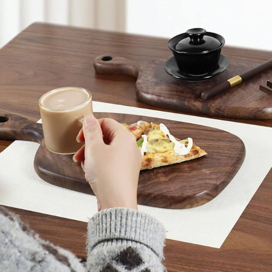 planche-a-decouper-pour-assiette-repas-sur-table