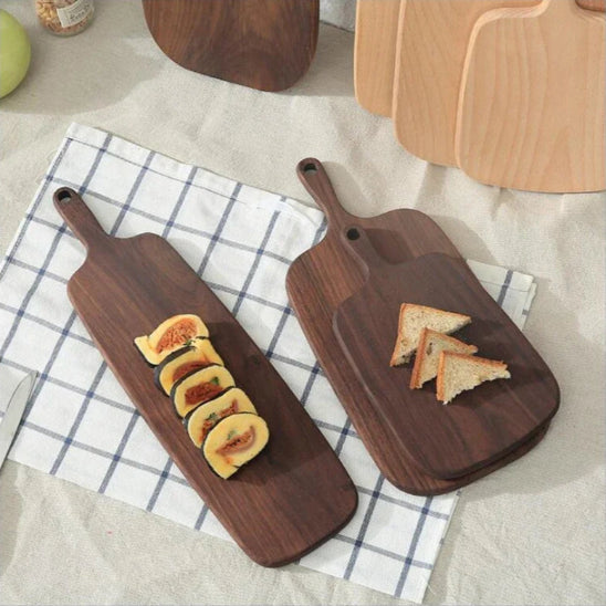 planche-a-decouper-presentation-avec-sandwich-sur-table