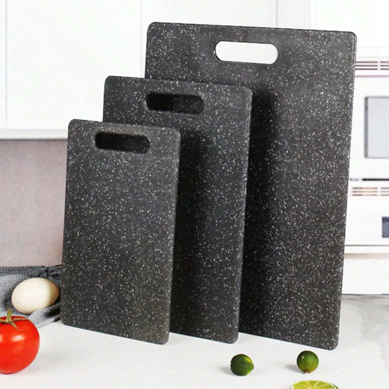 planche-a-decouper-trio-de-planche-noir-sur-le-comptoir