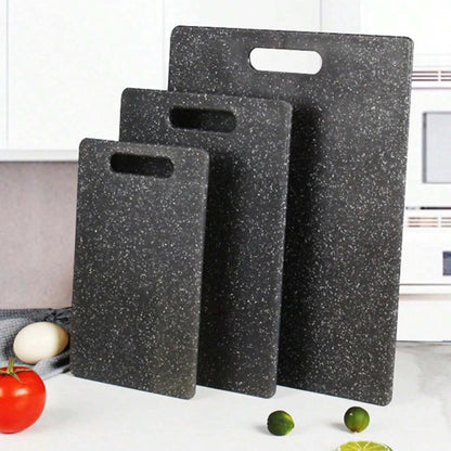 planche-a-decouper-trio-de-planche-noir-sur-le-comptoir