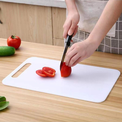 planche-a-decouper-une-personne-qui-coupe-une-tomate