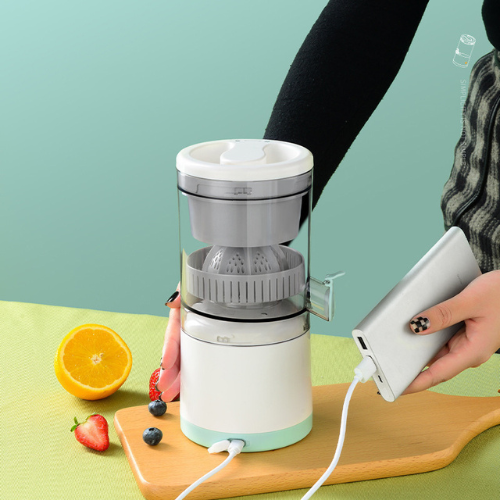 presse-agrume-electrique-personne-qui-charge-avec-une-batterie-externe