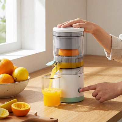 presse-agrume-electrique-personne-qui-extrait-le-jus-d-une-orange