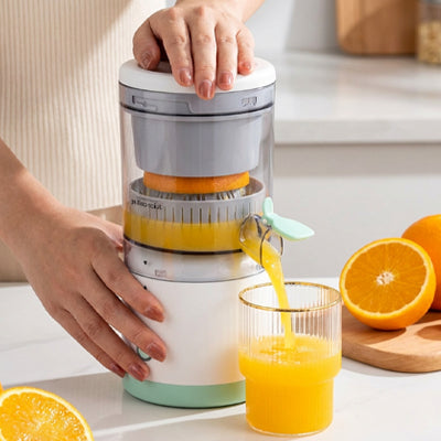 presse-agrume-electrique-personne-qui-extrait-le-jus-d-une-orange