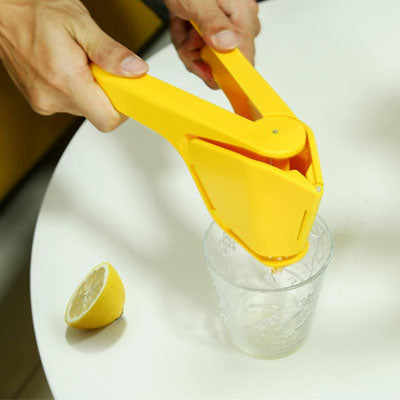 presse-agrume-jaune-personne-qui-presse-un-orange-dans-un-verre