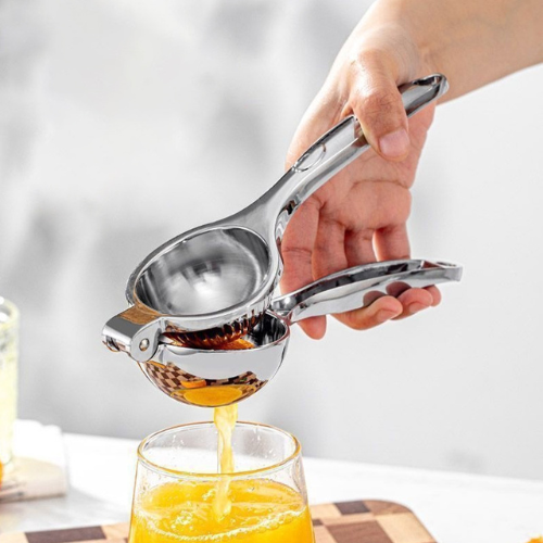 presse-agrume-personne-qui-extrait-du-jus-de-citron