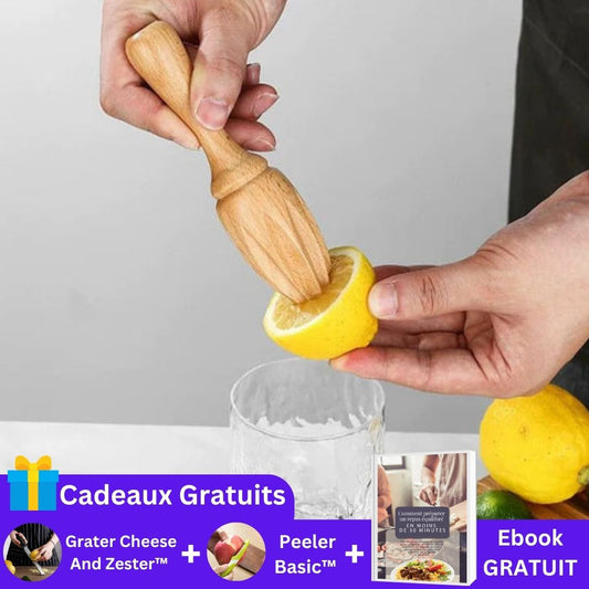 presse-agrume-personne-qui-extrait-le-jus-du-citron-dans-un-bol