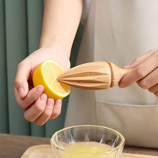 presse-agrume-personne-qui-extrait-le-jus-du-citron-dans-un-bol