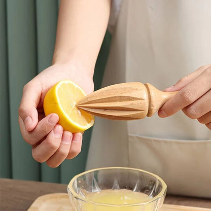 presse-agrume-personne-qui-extrait-le-jus-du-citron-dans-un-bol