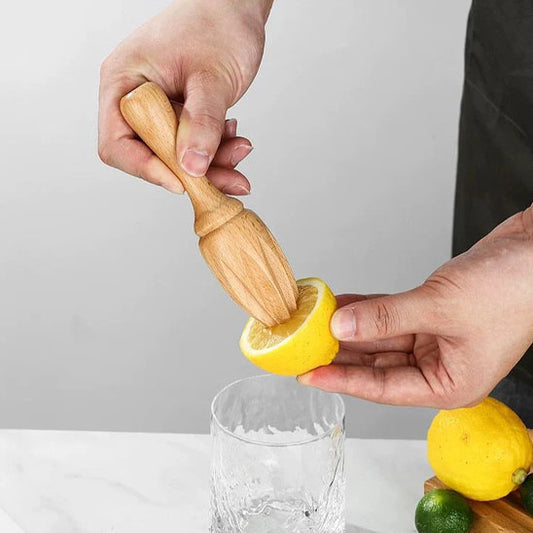 presse-agrume-personne-qui-extrait-le-jus-du-citron-dans-un-bol