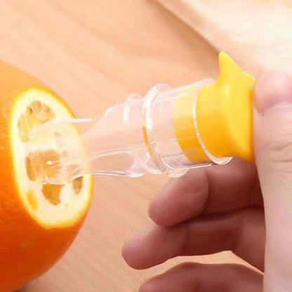 presse-agrume-personne-qui-l-insere-dans-une-orange