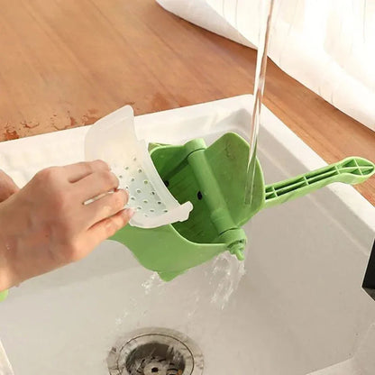presse-agrume-personne-qui-nettoie-a-l-eau-courante
