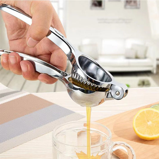 presse-agrume-personne-qui-presse-un-citon-dans-un-verre