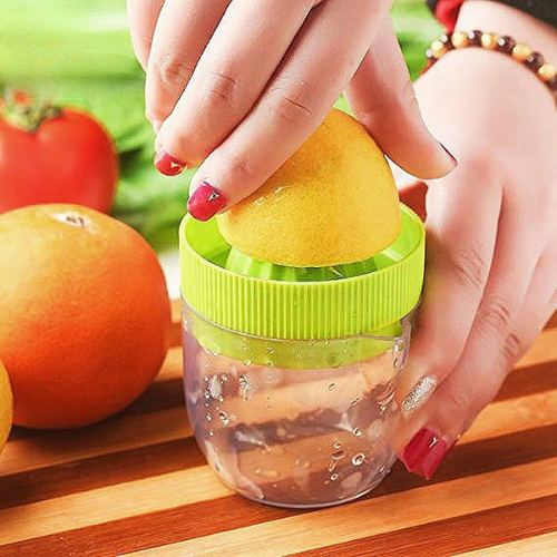 presse-agrume-personne-qui-presse-un-citron