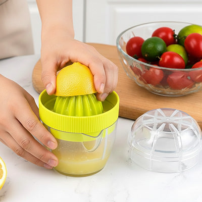 presse-agrume-personne-qui-presse-un-citron