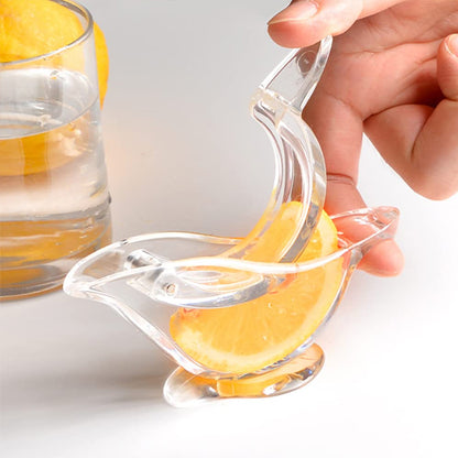 presse-agrume-personne-qui-presse-un-citron-pour-extraire-le-jus