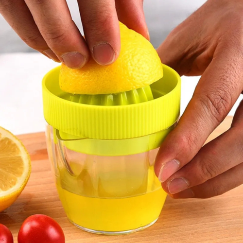 presse-agrume-personne-qui-presse-un-citron