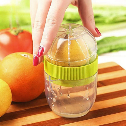 presse-agrume-personne-qui-presse-un-citron