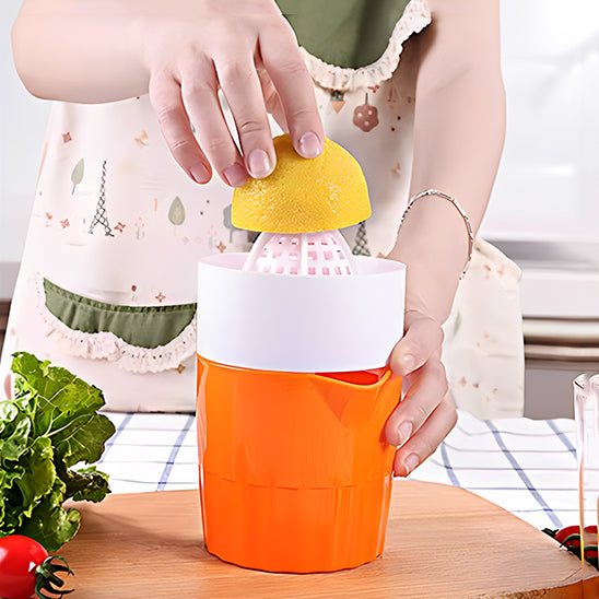 presse-agrume-personne-qui-presse-un-citron