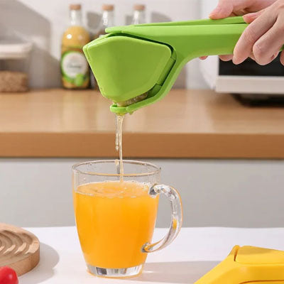 presse-agrume-personne-qui-presse-un-orange-dans-un-verre