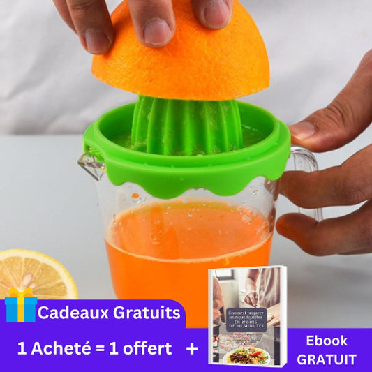 presse-agrume-personne-qui-presse-un-orange