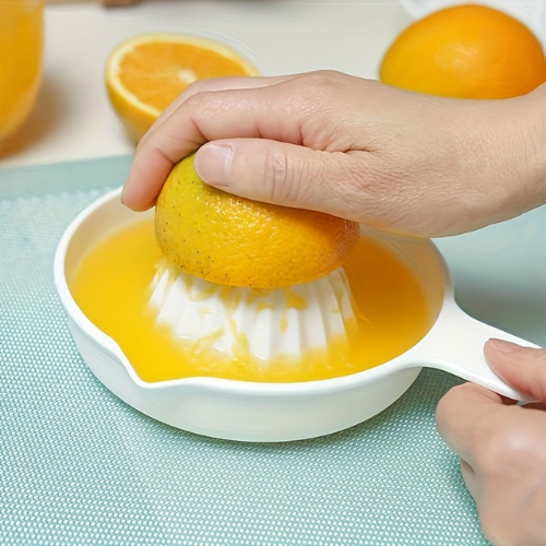 presse-agrume-personne-qui-presse-un-orange