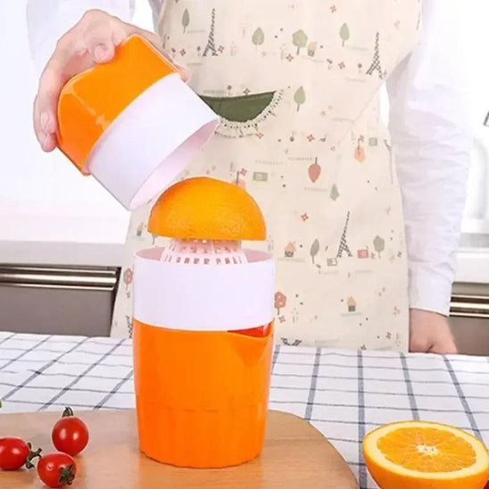 presse-agrume-personne-qui-presse-une-orange-variant-orange