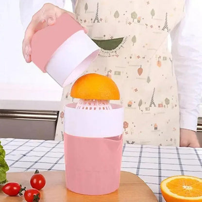 presse-agrume-personne-qui-presse-une-orange-variant-rose