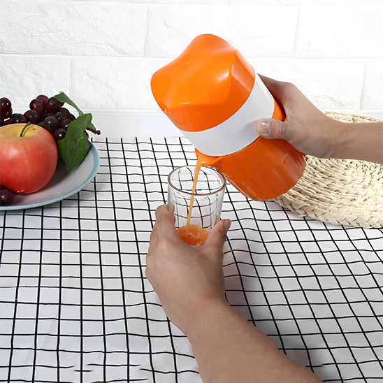 presse-agrume-personne-qui-se-verse-un-jus-d-orange