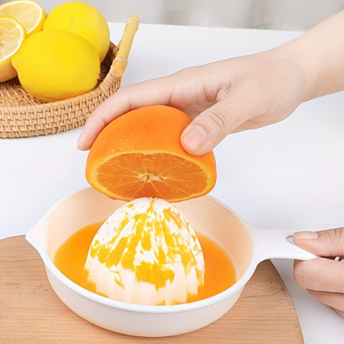 presse-agrume-personne-qui-va-presser-une-orange