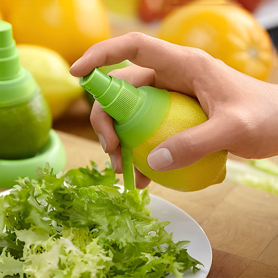 presse-agrume-personne-qui-vaporise-du-jus-de-citron-sur-la-salade-dans-une-assiette