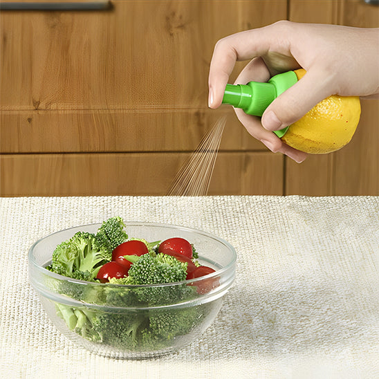 presse-agrume-personne-qui-vaporise-du-jus-de-citron-sur-les-legumes