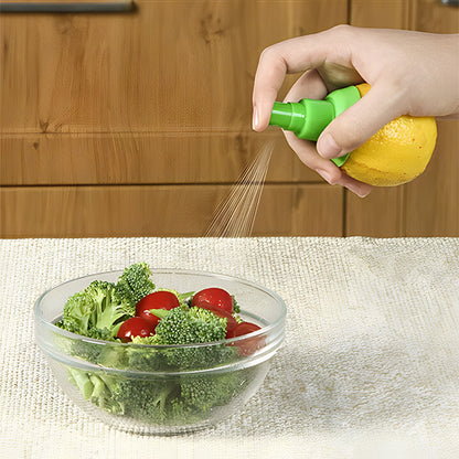 presse-agrume-personne-qui-vaporise-du-jus-de-citron-sur-les-legumes