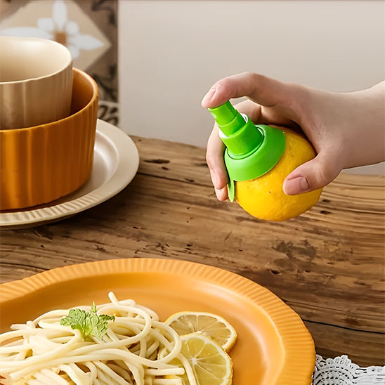 presse-agrume-personne-qui-vaporise-du-jus-de-citron-sur-les-pate
