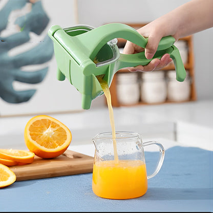 presse-agrume-personne-qui-verse-du-jus-d-un-orange-dans-un-verre