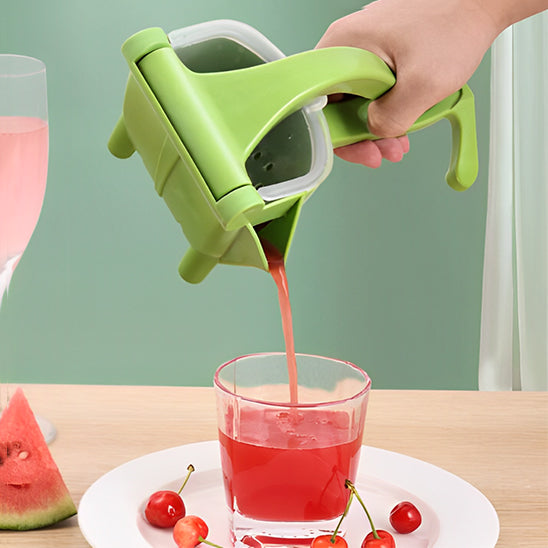 presse-agrume-personne-qui-verse-du-jus-de-cerise-dans-un-verre