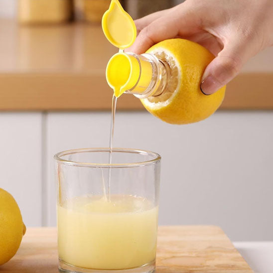 presse-agrume-personne-qui-verse-du-jus-de-citron-dans-un-verre-sur-un-comptoir