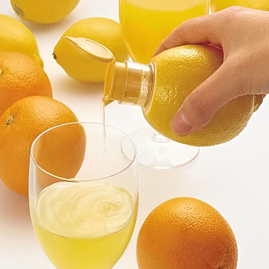 presse-agrume-personne-qui-verse-du-jus-de-citron-dans-un-verre