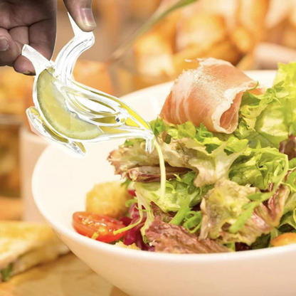 presse-agrume-personne-qui-verse-du-jus-de-citron-dans-une-salade