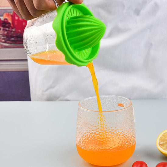 presse-agrume-personne-qui-verse-le-jus-d-un-orange-dans-un-verre