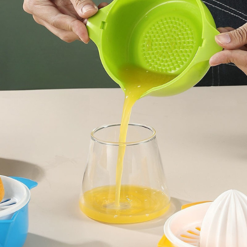 presse-agrume-personne-qui-verse-le-jus-dans-un-verre