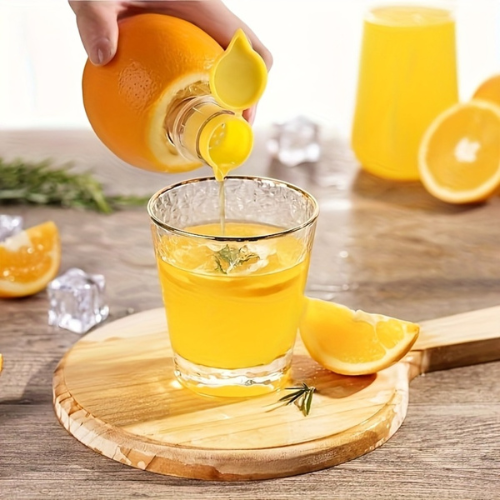 presse-agrume-personne-qui-verse-le-jus-dans-un-verre